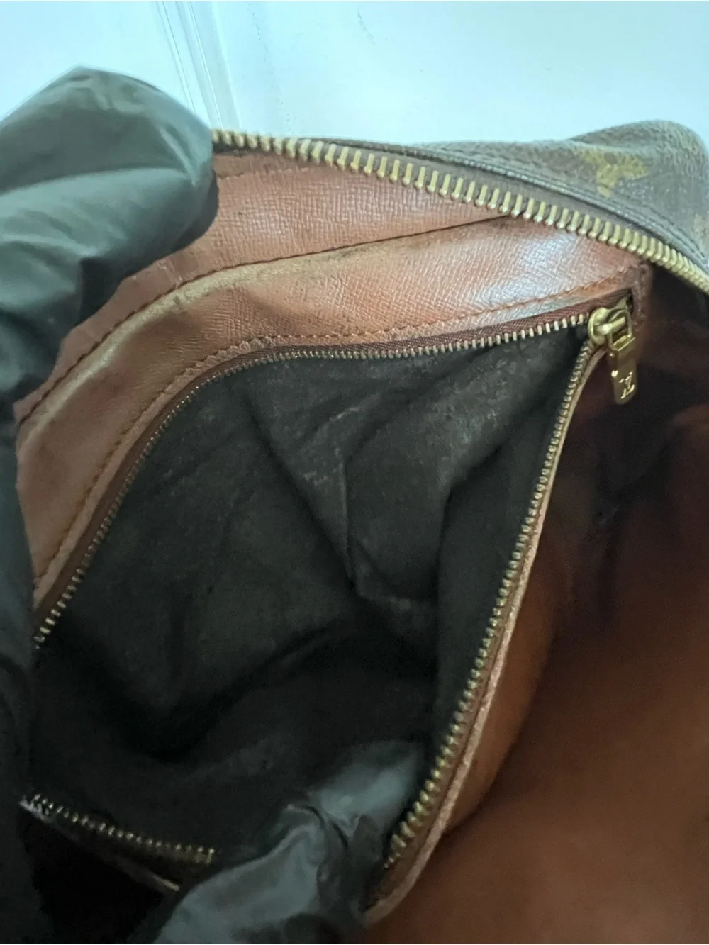 LOUIS VUITTON TROCADERO 27 MONOGRAM SHOULDER BAG.